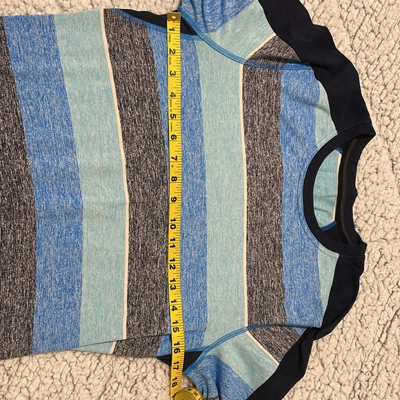 Lululemon Long Sleeve with thumb holes and small zipper pocket - Picture 6 of 6